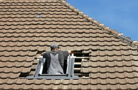 Pose de velux - Rogny-les-Sept-Écluses